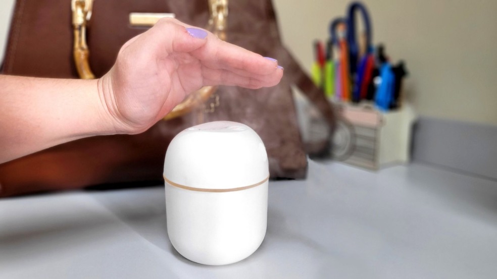 Umidificador de ar branco em funcionamento, usado para reduzir os impactos da baixa umidade do ar em ambientes internos.