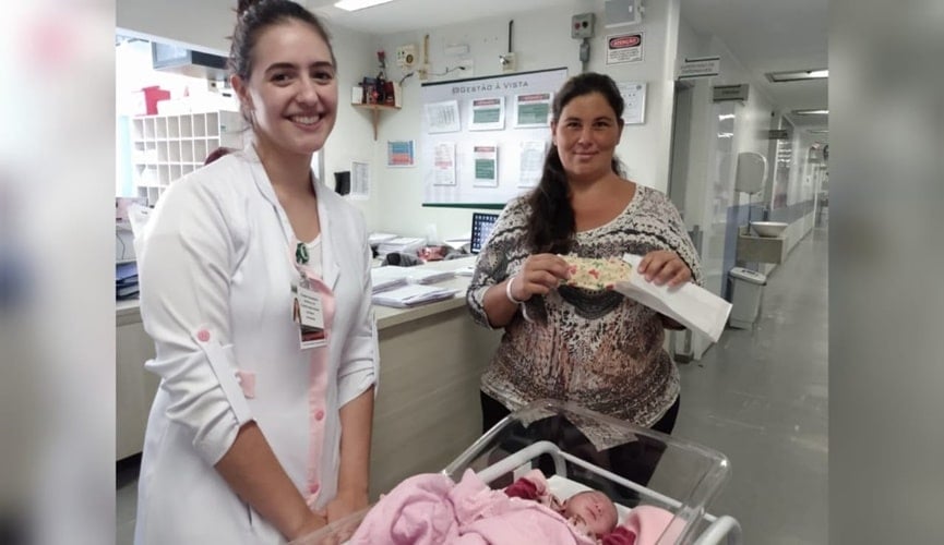 Mulher com bebê e máscara de proteção