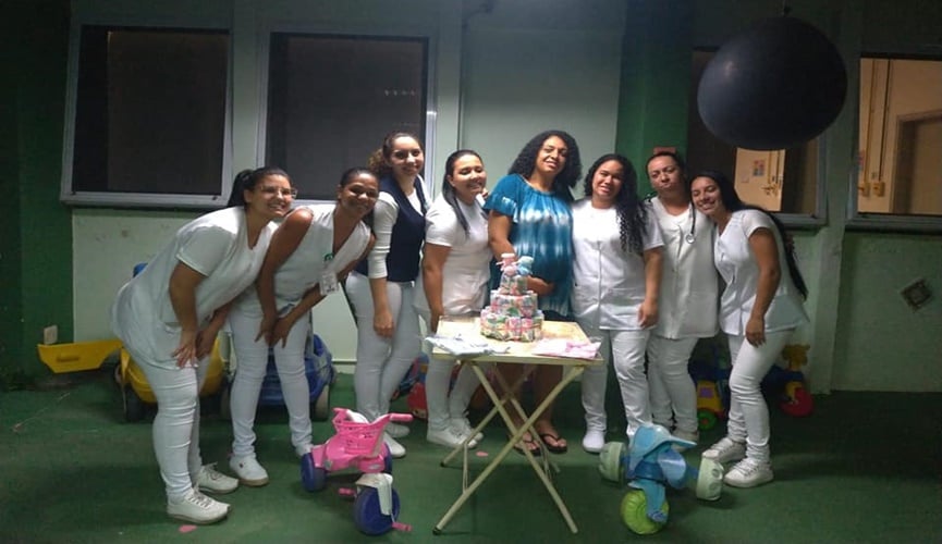 Hospital Universitário faz chá revelação surpresa para paciente internada Hospital Universitário faz chá revelação surpresa para paciente internada