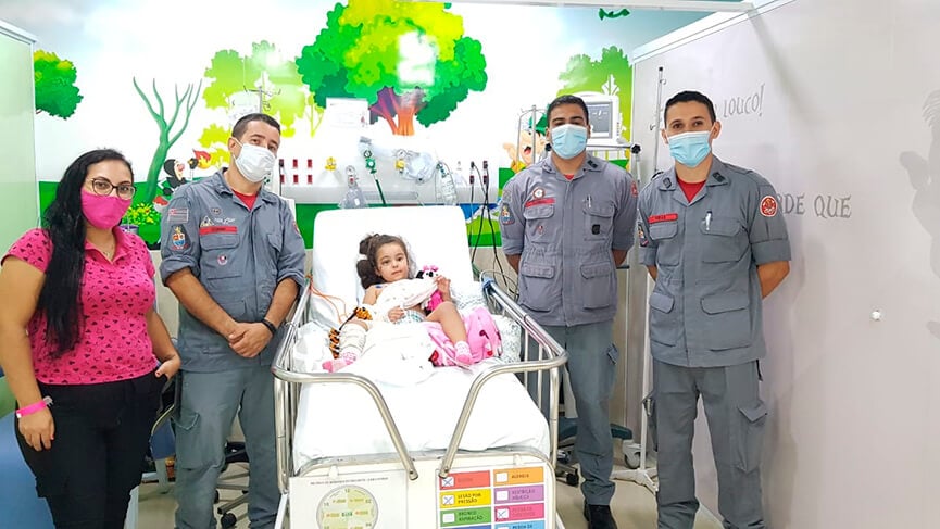 Visita Bombeiros ao Hospital Universitário. (Foto: Divulgação)