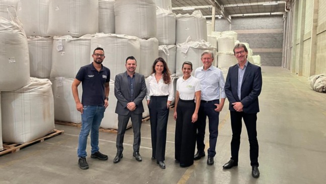 Autoridades de Jundiaí com representantes da empresa.