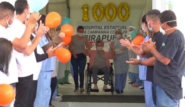 Foto de idosa deixando o hospital