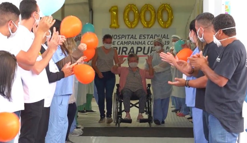 Foto de idosa deixando o hospital