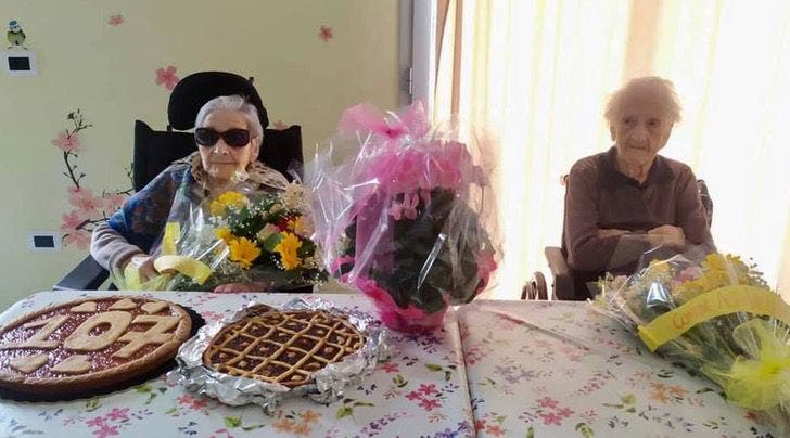 Idosa comemora 107º aniversário ao lado de melhor amiga, de 105 anos