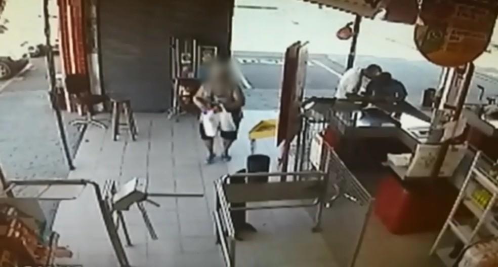 Imagens da câmera de segurança do estabelecimento