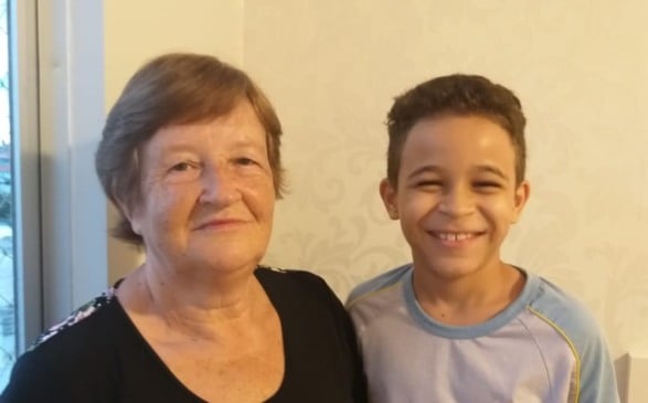 Durante aulas virtuais do neto, idosa aprende a ler