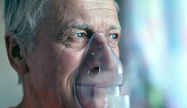 Foto de idoso fazendo inalação