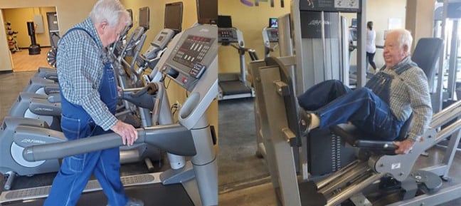 um idoso usando aparelhos de academia