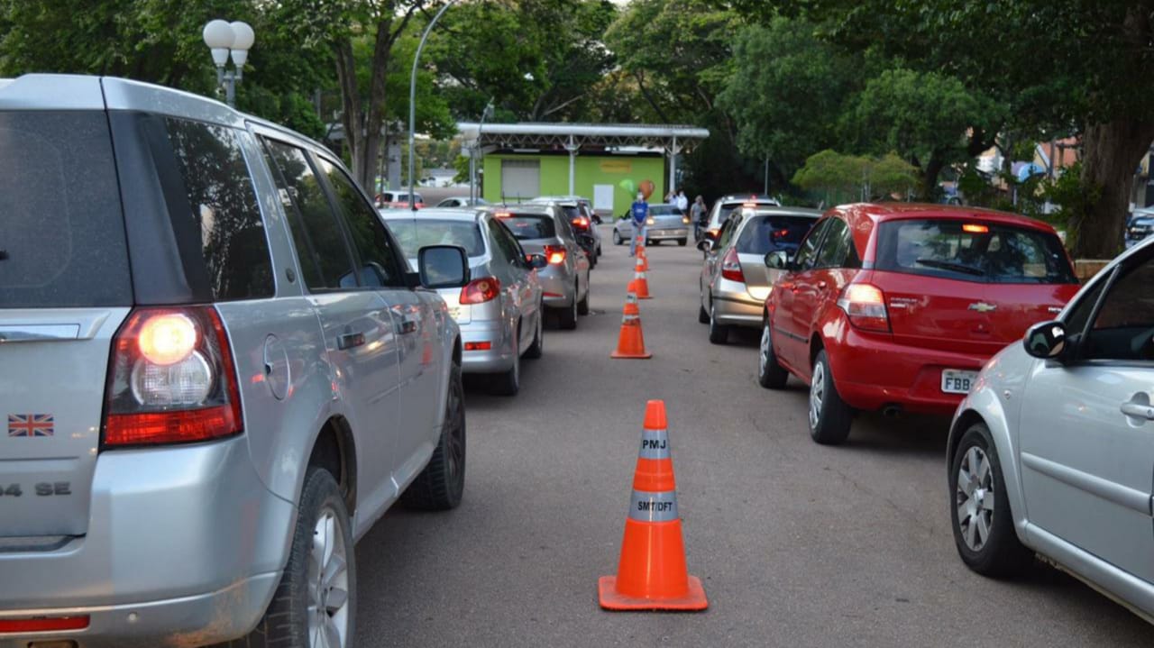 Fila de carros para vacinação contra Covid-19 no Parque da Uva, em Jundiaí.
