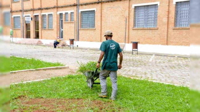 homem de verde trabalhando em um carrinho de puxar