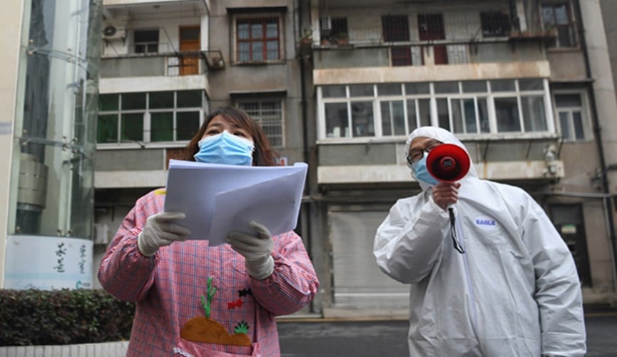 Os trabalhadores comunitários verificam as informações dos residentes no distrito de Jiangan, em Wuhan, província de Hubei, na China Central Wuhan, o epicentro do novo surto de coronavírus (Foto: Governo da China)