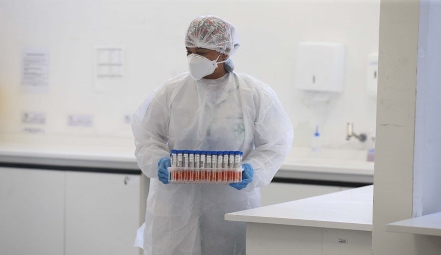 Profissional em sala de testes