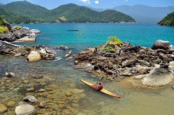 Foto de mar com pessoas em caiaques