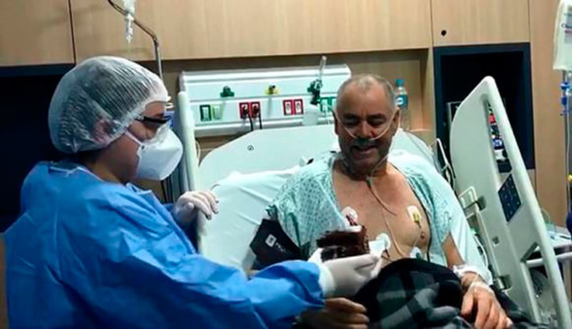 Paciente ganhando bolo de enfermeira