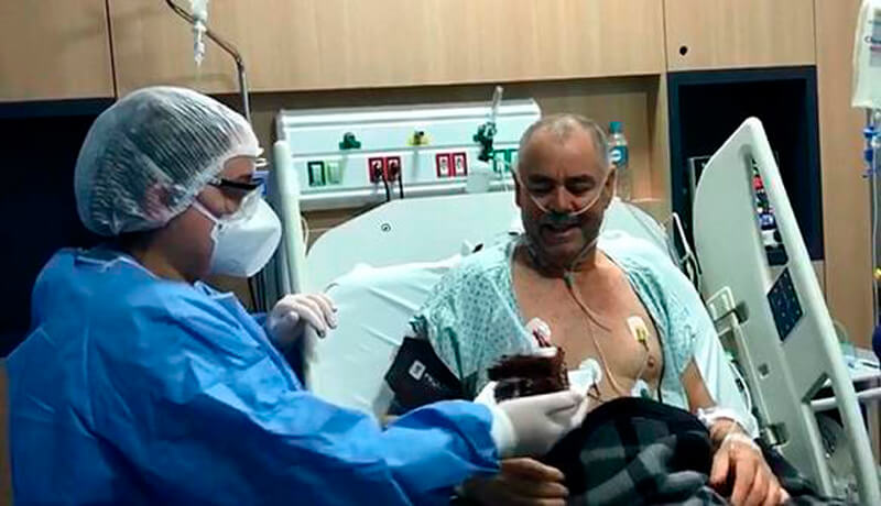 Paciente ganhando bolo de enfermeira