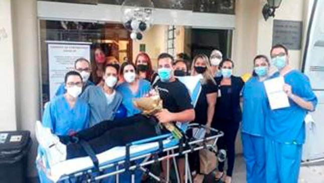 Homem saindo de maca do Hospital São Vicente