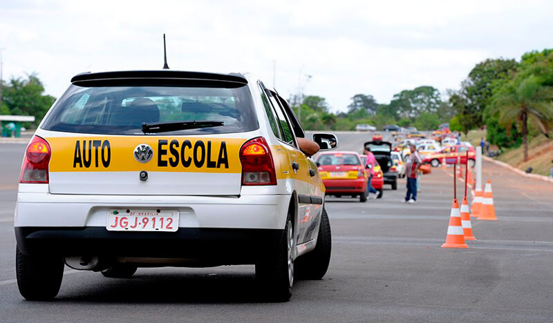 Carro da autoescola em aula prática de direção Carro da autoescola em aula prática de direção