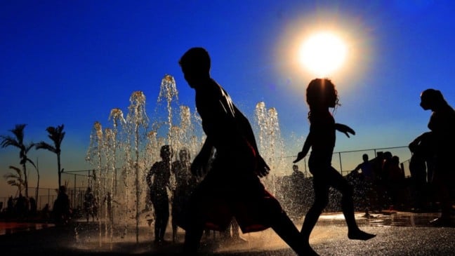 crianças brincando em fonte