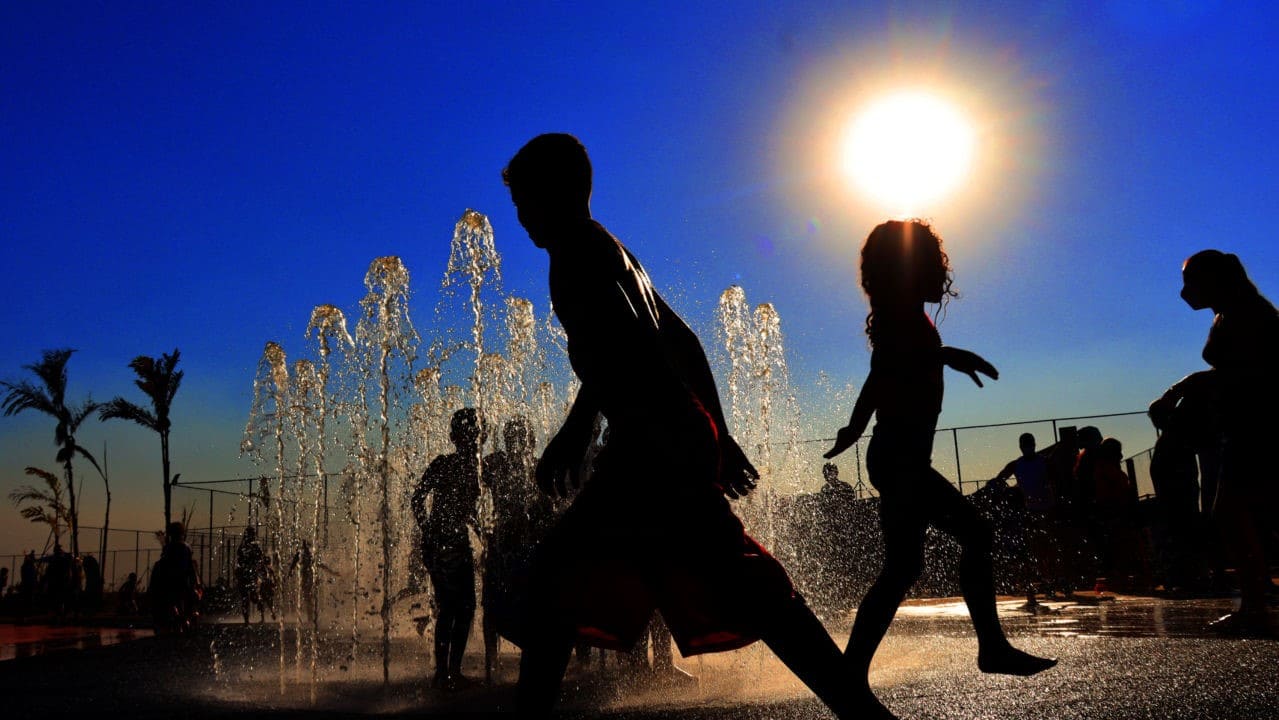 crianças brincando em fonte