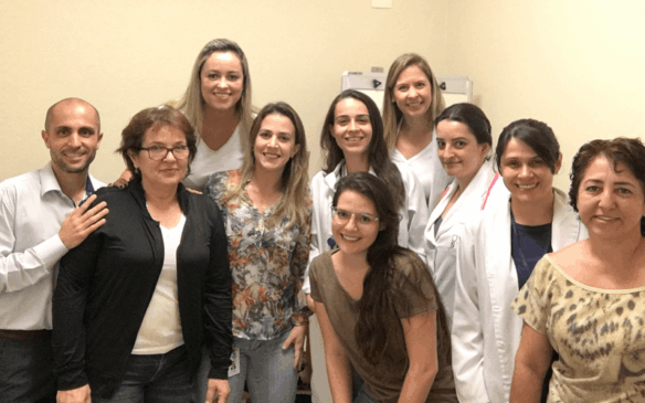 Equipe de fisioterapeutas do hospital se reúne para discutir casos e artigos. (Foto: Divulgação)