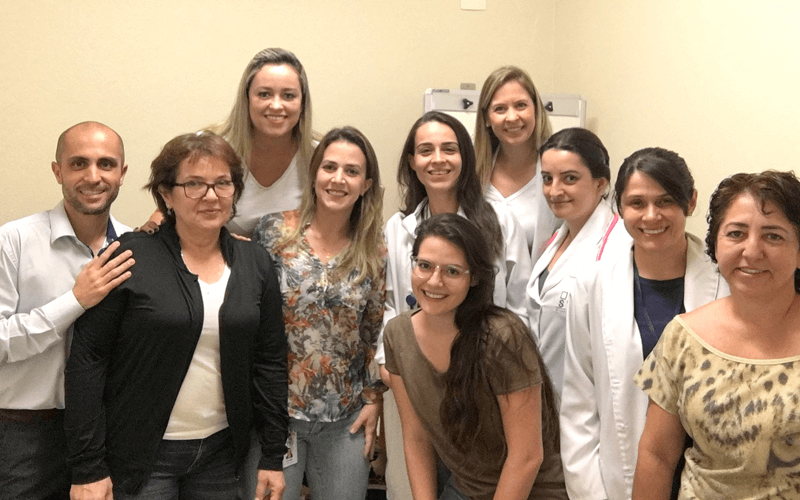 Equipe de fisioterapeutas do hospital se reúne para discutir casos e artigos. (Foto: Divulgação)