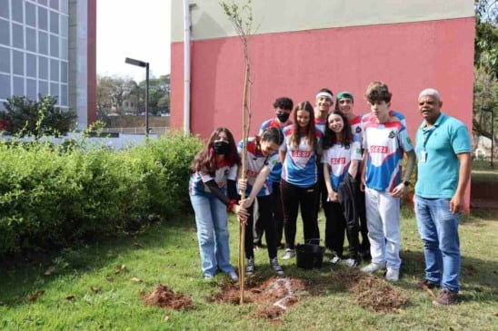 Duas unidades do Sesi também fizeram o plantio de dois resedás para celebrar a data