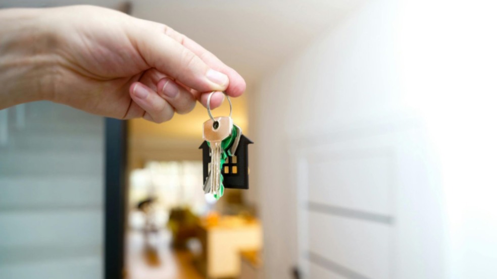 Mão segurando chaves de casa. Mão segurando chaves de casa.