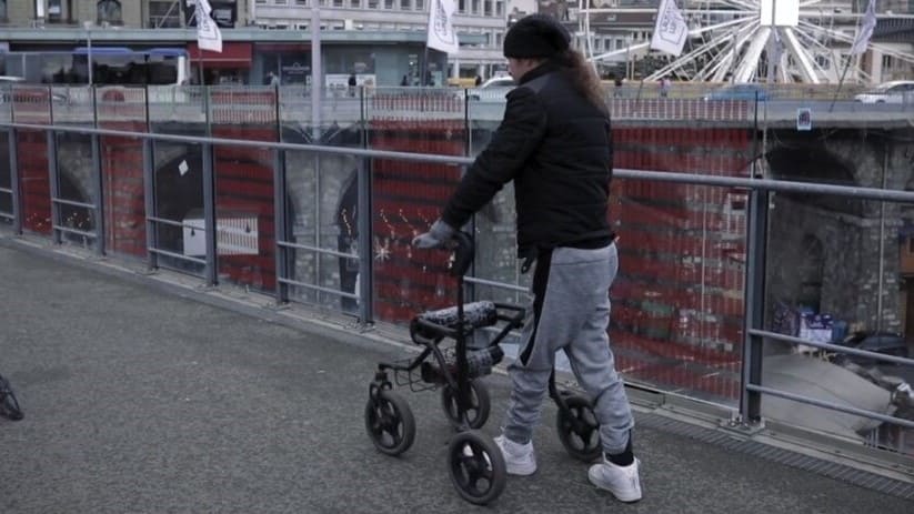Um sistema conectado ao andador e controlado com botões estimula o movimento das pernas (foto: Reprodução/YouTube)