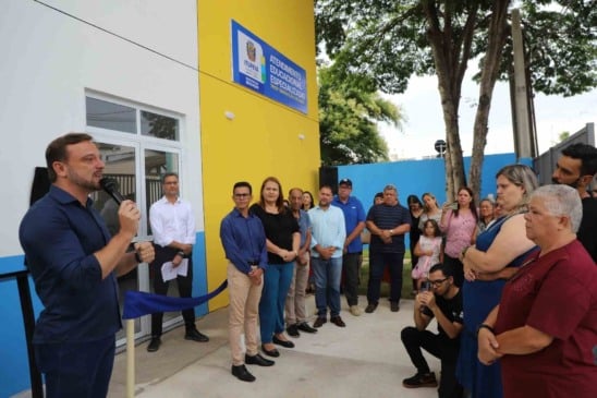 Prefeito discursando durante inauguração do prédio do Atendimento Educacional Especializado de Itupeva, com autoridades e público presente.