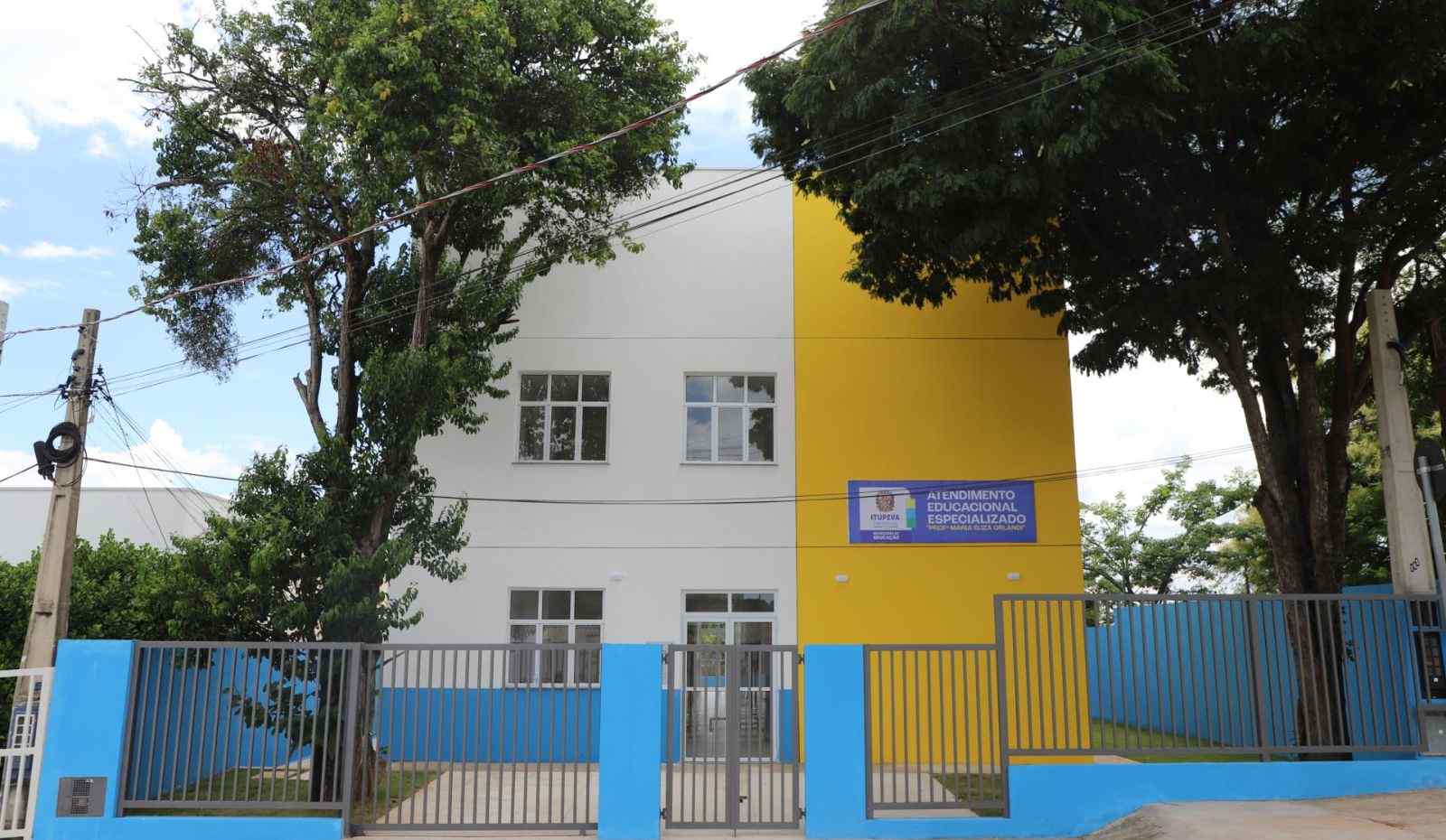 Fachada do prédio do Atendimento Educacional Especializado de Itupeva, com design moderno e pintura em branco e amarelo.