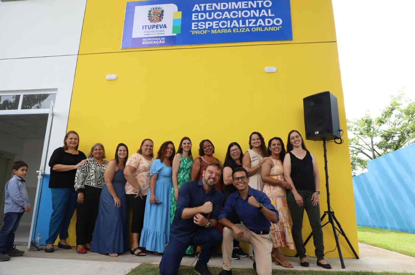 Equipe de profissionais do Atendimento Educacional Especializado de Itupeva posa em frente ao novo prédio durante a inauguração.