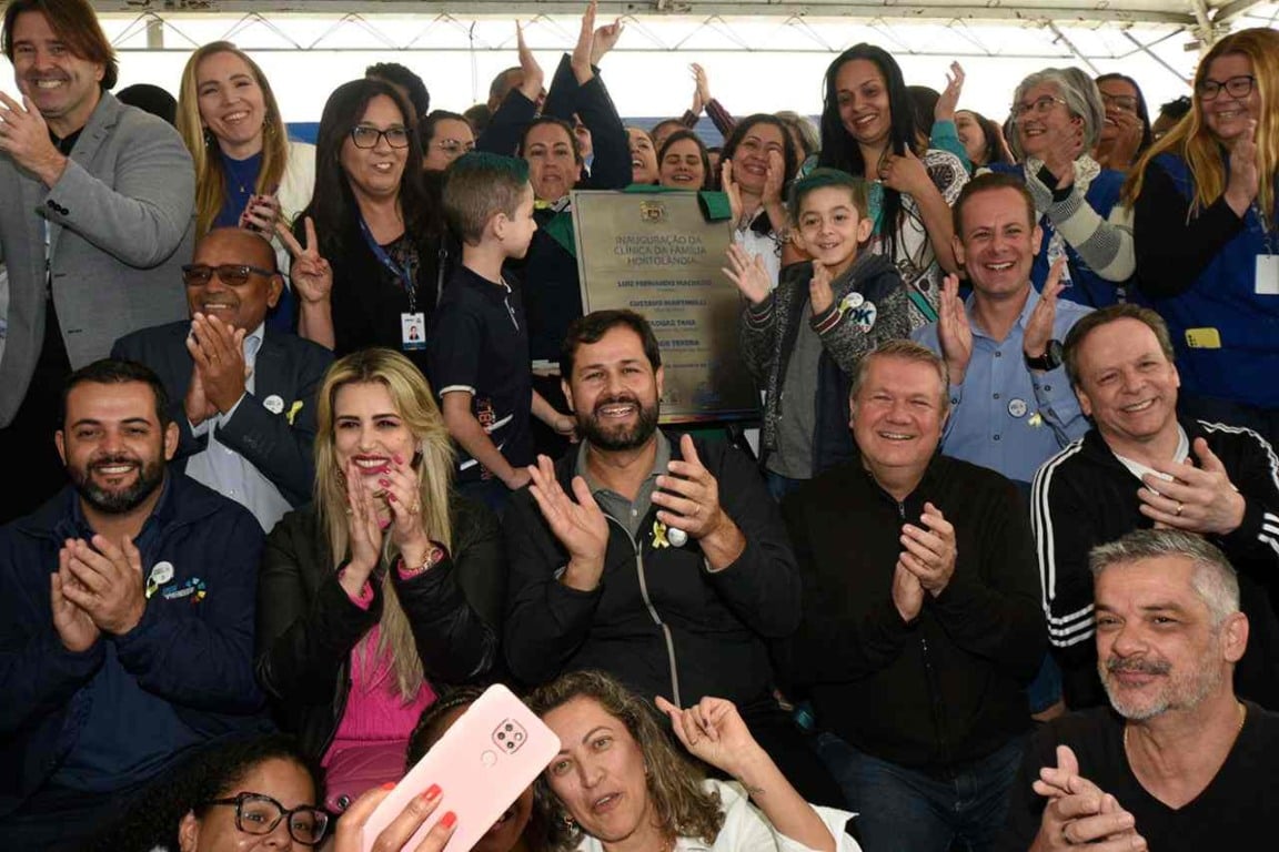 inauguracao-clinica-da-familia-pa-hortolandia_servidores-e-prefeito-compressed