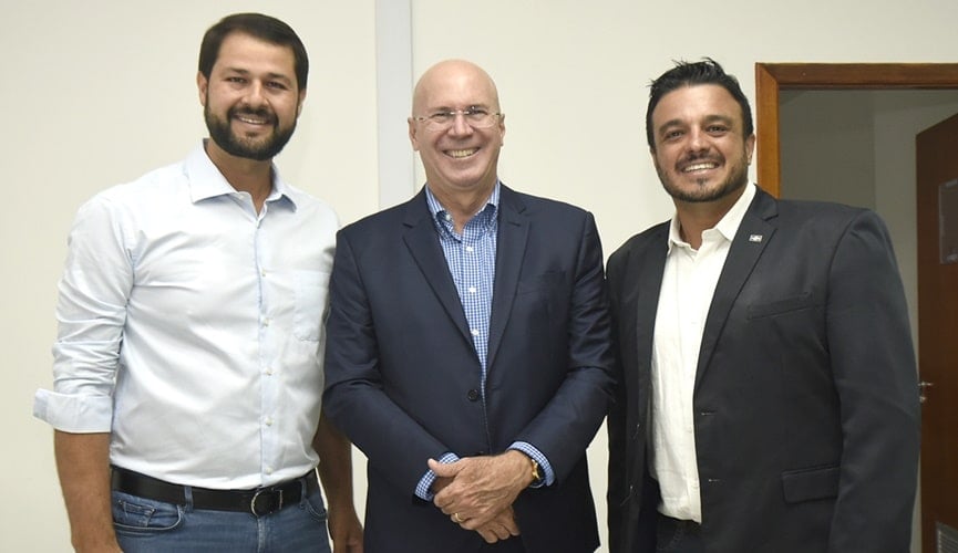 Prefeito de Jundiaí ao lado de autoridades do Sebrae SP
