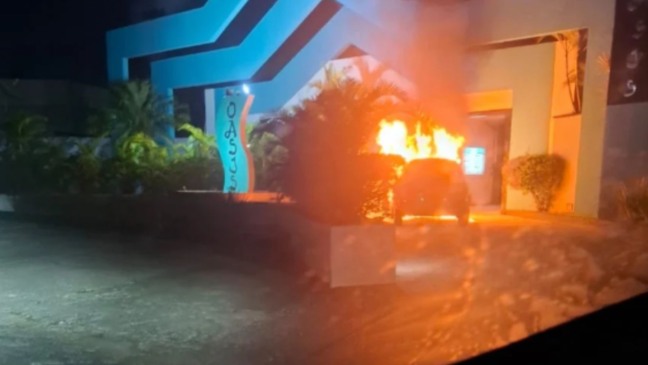 Incêndio em porta de motel.