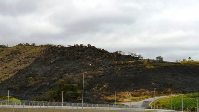 Foto do Morro da Baleia queimado na Serra do Japi, em Jundiaí