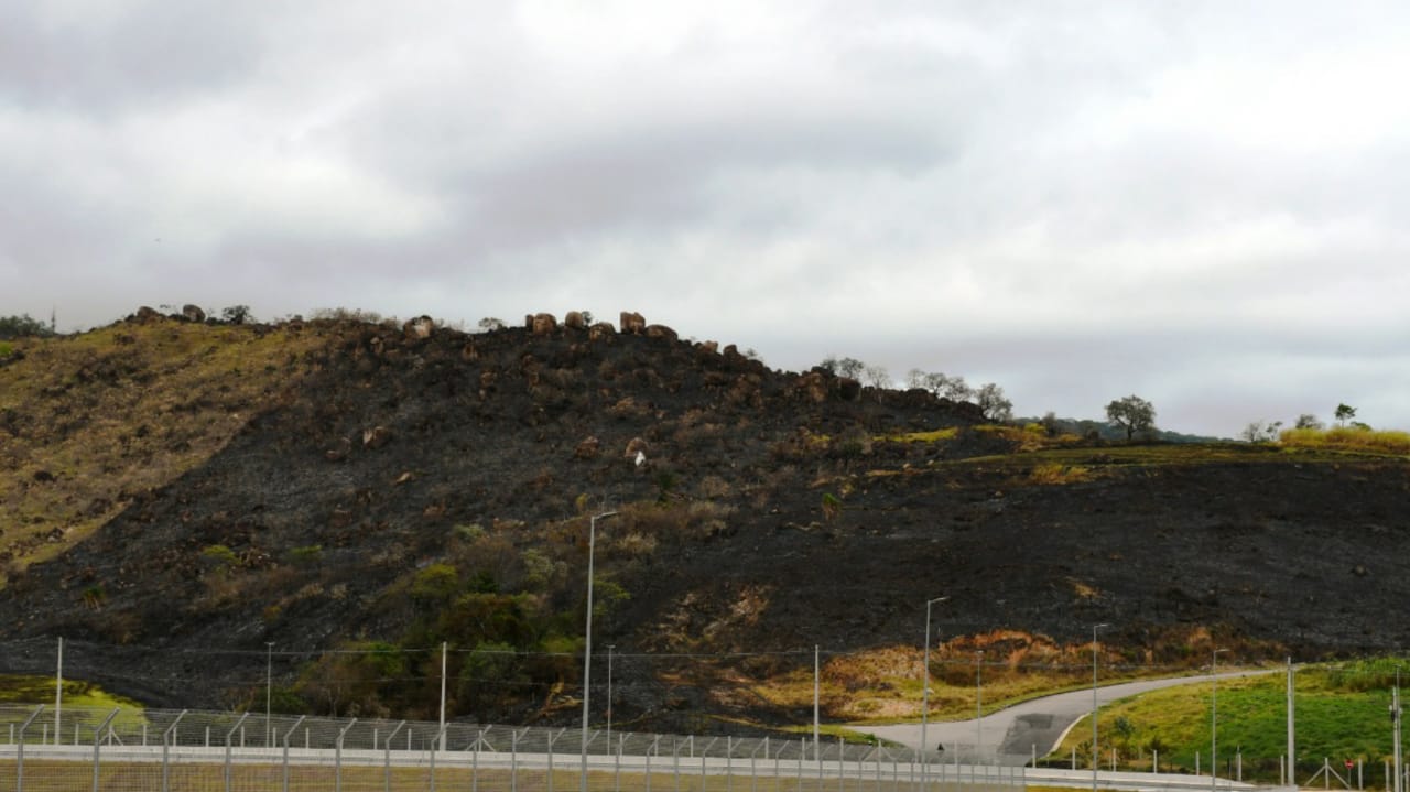 Foto do Morro da Baleia queimado na Serra do Japi, em Jundiaí