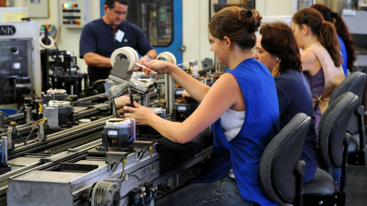 Mulheres trabalhando em linha de produção