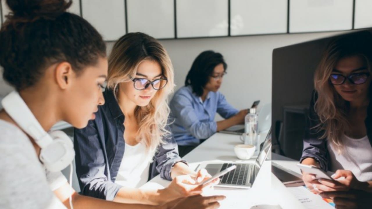 Jovens trabalhando em escritório