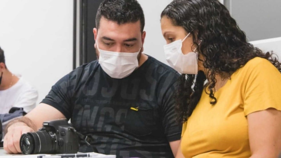 Alunos da TvTec aprendendo como mexer em uma máquina fotográfica