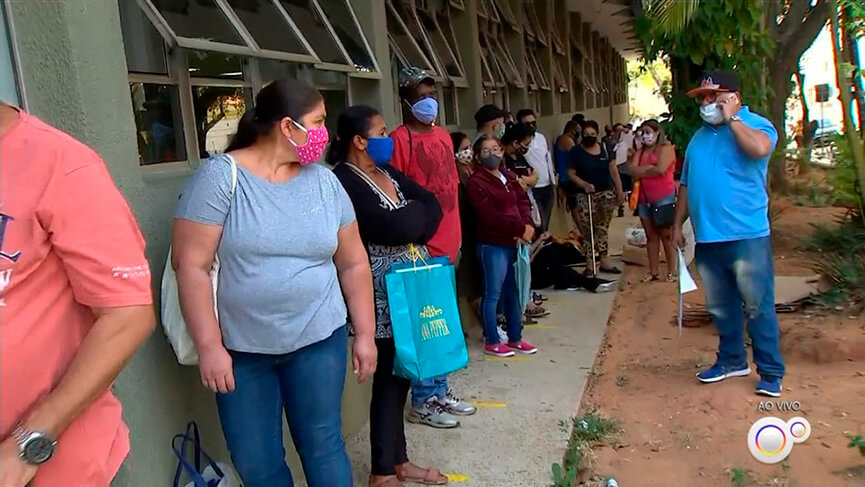 Fila no INSS em Jundiaí. (Foto: Reprodução TV Tem)