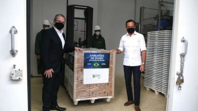 O governador João Doria acompanhou a entrega das vacinas ao Ministério da Saúde