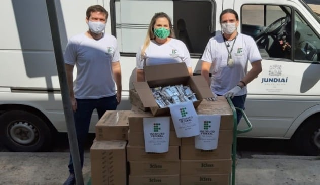 Jovens com caixas de bolos