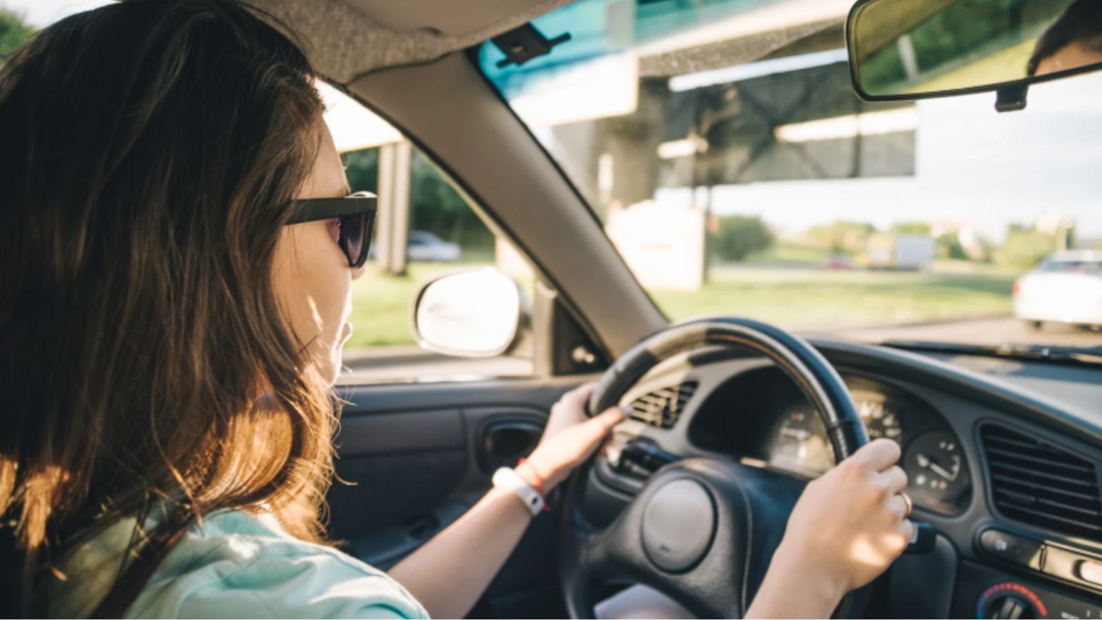Mulher dirigindo carro.