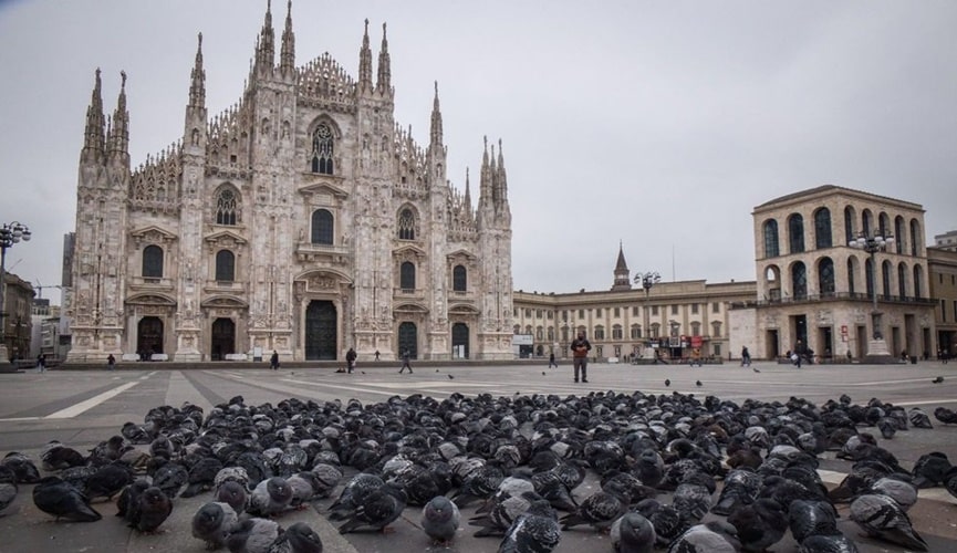 Foto de praça com pombos