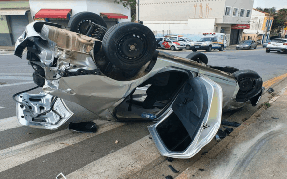 Carro capotou na Avenida Expedicionários Brasileiro em Itatiba (Foto: Portal G1)