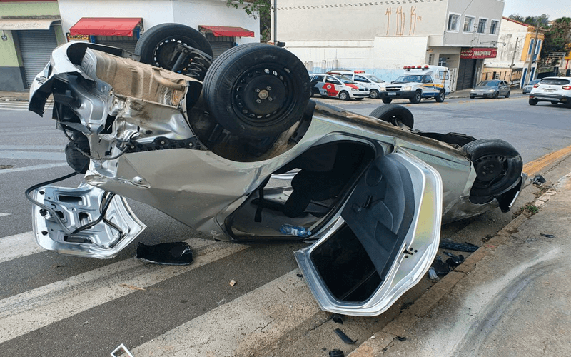 Carro capotou na Avenida Expedicionários Brasileiro em Itatiba (Foto: Portal G1)