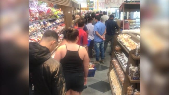 A adesão ideal para controlar a disseminação da Covid-19 é de 70% (Foto: Supermercado em Itatiba / Reprodução redes sociais)