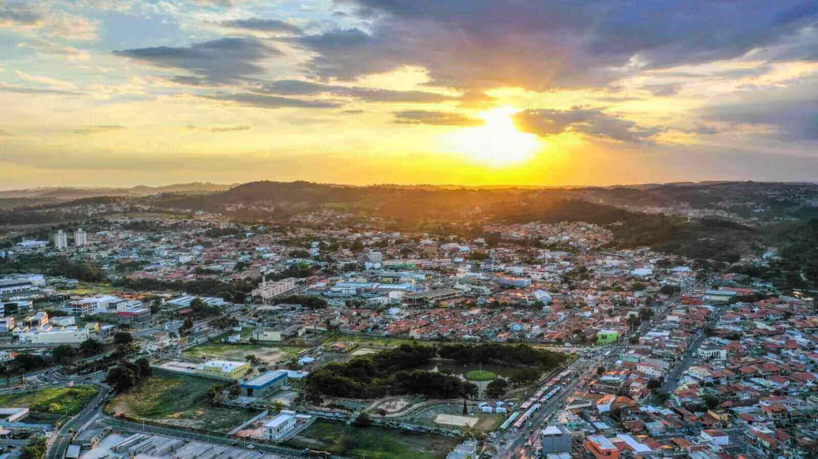 Cidade de Itupeva de cima com o pôr de sol