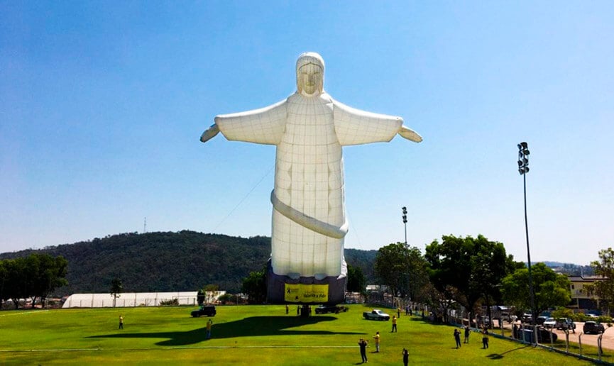 Balão em formato de Cristo Redentor em Itupeva. (Foto: Divulgação)