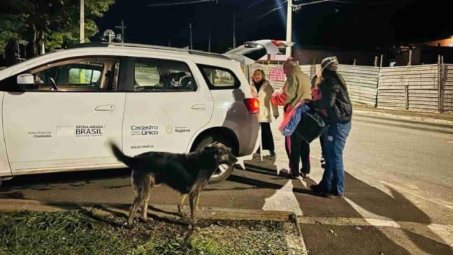 Carro descarregando cobertores.